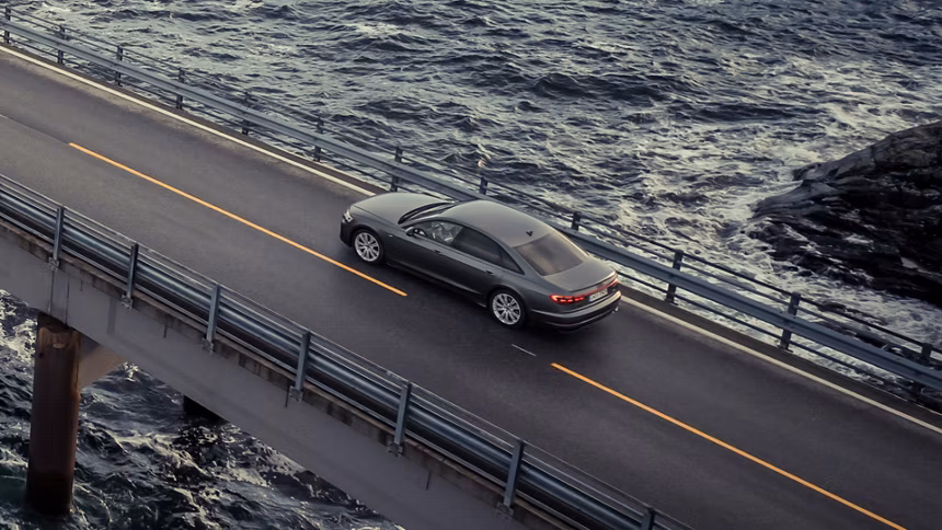 Coche audi en carretera