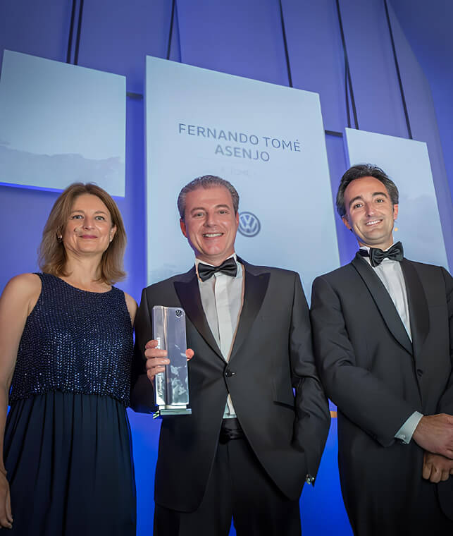 equipo ftome recogiendo un premio